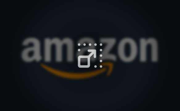 Eine weiße Grafik die Bildgrößen Veränderung aussagt liegt auf einem abgedunkelten Amazon Logo